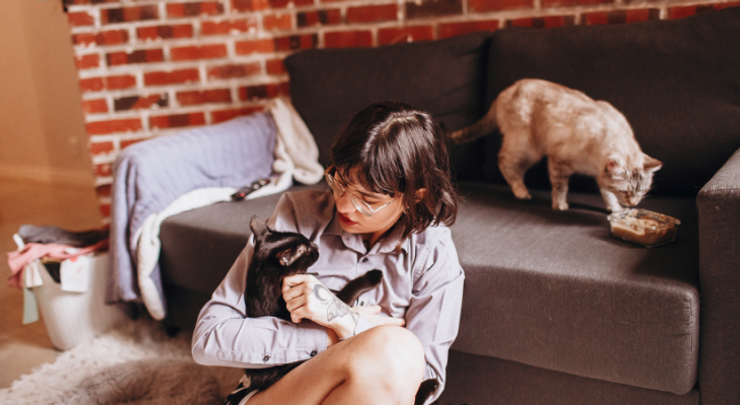 二匹の猫を飼う女性